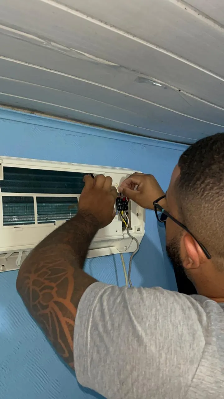 Técnico ligando a fiação da evaporadora durante instalação de ar condicionado em Florianópolis